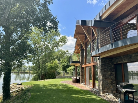 Außergewöhnliche Architekten-Villa mit exklusiver Ausstattung und eigenem Seeanteil, 908 80 Sekule (Slowakei), Villa