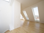Bild - Coole Drei-Zimmer-Dachgeschoss-Maisonette mit sonniger Terrasse in saniertem Altbau in 1100 Wien