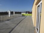 Moderne Drei-Zimmer-Wohnung mit riesiger Terrasse und Fernblick ins Grüne. - Titelbild