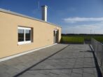 Moderne Drei-Zimmer-Wohnung mit riesiger Terrasse und Fernblick ins Grüne. - Bild