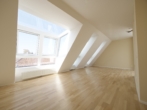 Titelbild - Entzückende Drei-Zimmer-Dachgeschoss-Maisonette mit Terrasse in saniertem Altbau in 1100 Wien